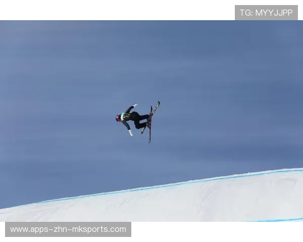 滑雪大跳台空中视角太刺激，带你体验极限飞跃的震撼瞬间